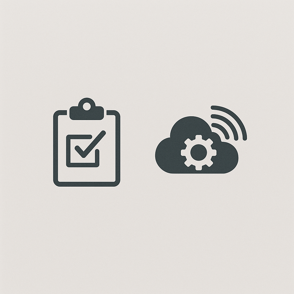 Zwei einfache Symbole auf hellem Hintergrund: links ein Klemmbrett mit Häkchen als Zeichen für Wartung, rechts eine Wolke mit Zahnrad und Funksignal als Symbol für digitale Überwachung.
